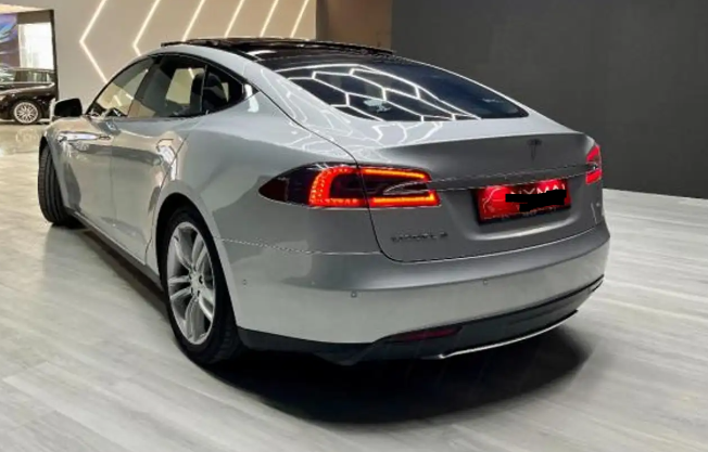 TESLA MODEL S (01/05/2016) - 